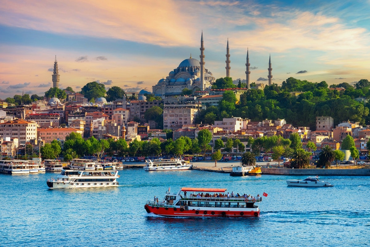 Boot mit Touristen vor der Stadt Istanbul