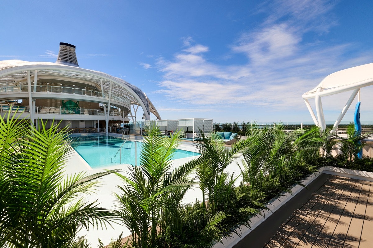Auf dem Pooldeck findest du einen 25m Pool, eine Laufstrecke und viel Platz zum entspannen