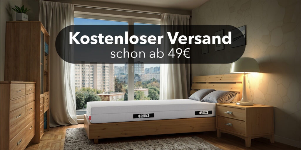 Ein Schlafzimmer mit einer Matratze auf dem Bett.